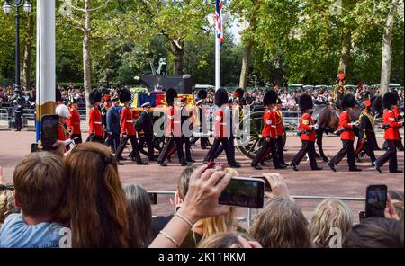 London, Großbritannien. 14. September 2022. Der Sarg der Königin durchläuft die Mall während der Prozession für die Königin, die im Zustand liegt. Die Königin wurde vom Buckingham Palace in die Westminster Hall im Palace of Westminster gebracht, wo sie bis zu ihrer Beerdigung am 19.. September bleiben wird. Kredit: SOPA Images Limited/Alamy Live Nachrichten Stockfoto