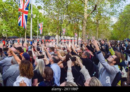 London, Großbritannien. 14. September 2022. Menschenmengen beobachten die Prozession für das liegende State der Königin, während sie durch die Mall geht. Die Königin wurde vom Buckingham Palace in die Westminster Hall im Palace of Westminster gebracht, wo sie bis zu ihrer Beerdigung am 19.. September bleiben wird. Kredit: SOPA Images Limited/Alamy Live Nachrichten Stockfoto