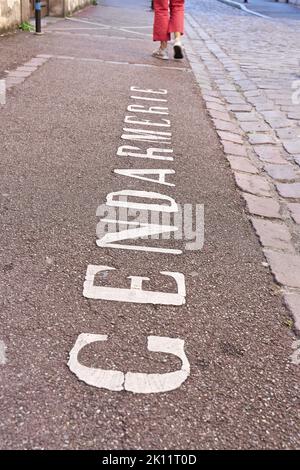 Schreiben der Gendarmerie auf einem Parkplatz vor einer Polizeistation in Colmar in Frankreich Stockfoto