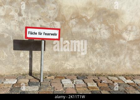 Schild an einer Zufahrtsstraße für die Feuerwehr im Stadtzentrum von Wittenberg in Deutschland. Übersetzung: Bereich für die Feuerwehr Stockfoto