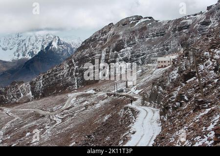 Zufahrtsstraße zum Gipfel des Mount Chacaltaya in Bolivien Stockfoto