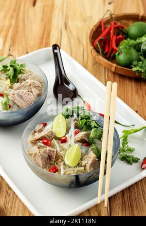 Pho Bo, vietnamesische Reisnudelsuppe mit Rindfleisch, Kräutern und Chili. Vietnamesisches Nationalgericht. Stockfoto