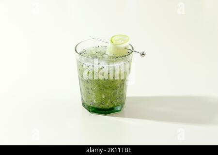 Es Timun Serut, indonesisches Erfrischungsgetränk aus geschredderter Gurke und Limette. Speicherplatz Kopieren Stockfoto