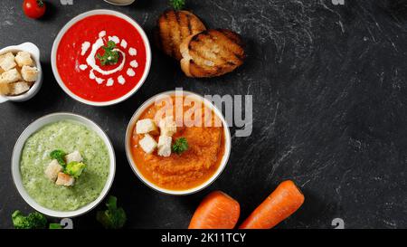 Drei verschiedene vegetarische Gemüsesuppe, Karotten, Tomaten, Brokkoli cremiger Congee. Konzept Ernährung Lebensmittel, Copy Space für Text Stockfoto