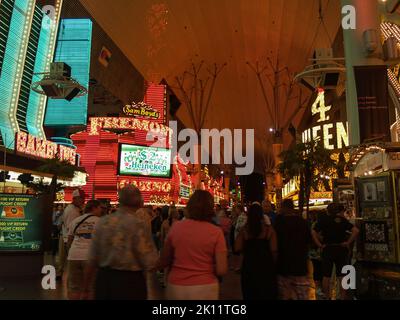 Las Vegas USA - 15 2008. August; Fremont Street bei Nacht mit hell und bunt beleuchteten Straßenarchitektur. Stockfoto