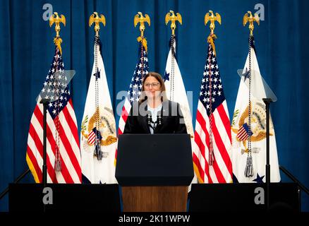 Doreen Harris, Präsidentin und Chief Executive Officer der New York State Energy Research and Development Authority (NYSERDA), spricht vor der US-Vizepräsidentin Kamala Harris am 14. September 2022 über das Inflationsreduktionsgesetz. Kredit : Malik Rainey/Pool über CNP Stockfoto