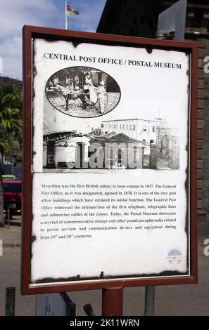 Port Louis, Mauritius. 09. September 2022. Eine Informationstafel vor dem Postmuseum zeigt ein Foto des ehemaligen Hauptpostamtes, in dem das Rote Mauritius 1847 erstmals ausgestellt und postgepostet wurde. (An dpa-Korr 'Red Mauritius: How one Penny been more than 8 million Euro') Quelle: Vel Moonien/dpa/Alamy Live News Stockfoto