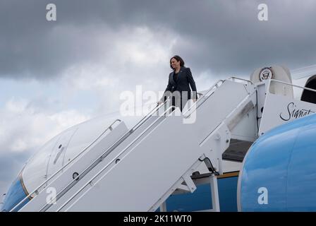 Büffel. 14. September 2022. Die Vizepräsidentin der Vereinigten Staaten, Kamala Harris, trifft am 14. September 2022 auf dem internationalen Flughafen Buffalo Niagara in Buffalo, New York, ein. Dies ist ihr zweiter Besuch in Buffalo. Kredit : Malik Rainey/Pool via CNP/dpa/Alamy Live Nachrichten Stockfoto