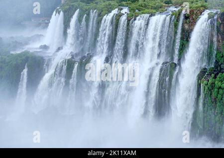 Iguazu Wasserfälle Panoramablick szenische Aussicht regnerisches Wetter Stockfoto