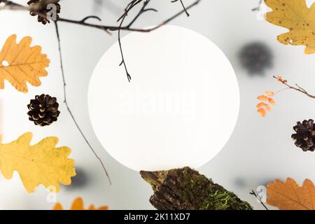 Herbstblätter auf einem trüben mehrstufigen Hintergrund, mit natürlichen Elementen, Treibholz und Ästen. Nachbau einer weißen Postkarte. Hochwertige Fotos Stockfoto