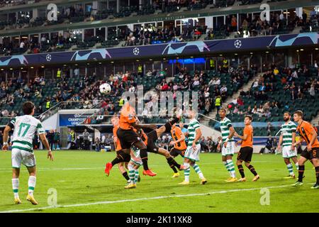 Warschau, Polen. 14. September 2022. Lassina Traore (L2) aus Schachtar Donezk im Einsatz während des UEFA Champions League 2022/23 Group F Fußballspiels zwischen Schachtar Donezk und dem Celtic FC im Legia Warsaw Municipal Stadium. Endergebnis: Shakhtar Donetsk 1:1 Celtic FC. Kredit: SOPA Images Limited/Alamy Live Nachrichten Stockfoto