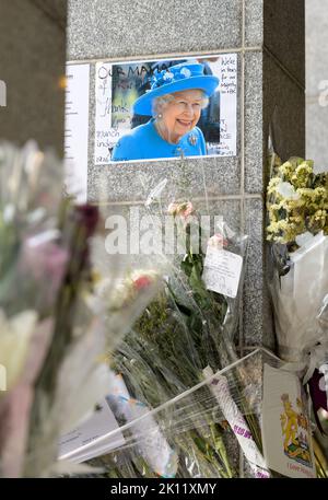 Hongkong, Hongkong, China. 15. September 2022. In der Morgendämmerung, am 7.. Tag seit Königin Elizabeth II., blüht es über dem Bürgersteig vor dem britischen Konsulat in Admiralty, Hongkong. Hongkong, einst eine britische Kolonie, wurde China mit der Aufwiegelung eines Verbrechens unter dem neuen Regime zurückgegeben. Mit der Zunahme von Blumen und Botschaften werden auch Verweise auf das Goldene Zeitalter der britischen Herrschaft aufgenommen. Solche Botschaften könnten als aufrührerisch angesehen werden. (Bild: © Jayne Russell/ZUMA Press Wire) Stockfoto