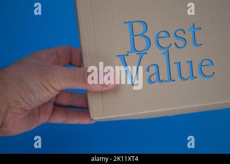 Best Value Wort mit Karton. Braun gefaltete Kartons. Stockfoto