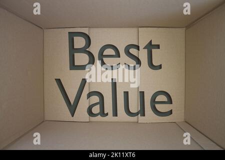 Best Value Wort mit Karton. Braun gefaltete Kartons. Stockfoto