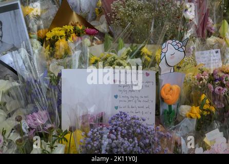 Hongkong, China. 15. September 2022. HONGKONG, HONGKONG SAR, CHINA: SEPTEMBER 15TH 2022. In der Morgendämmerung, am 7.. Tag seit Königin Elizabeth II., blüht es über dem Bürgersteig vor dem britischen Konsulat in Admiralty, Hongkong. Hongkong, einst eine britische Kolonie, wurde China mit der Aufwiegelung eines Verbrechens unter dem neuen Regime zurückgegeben. Mit der Zunahme von Blumen und Botschaften werden auch Verweise auf das Goldene Zeitalter der britischen Herrschaft aufgenommen. Solche Botschaften könnten als aufrührerisch angesehen werden. Alamy Live Nachrichten/Jayne Russell Kredit: Jayne Russell/Alamy Live Nachrichten Stockfoto