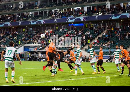 Warschau, Polen. 14. September 2022. Lassina Traore (L2) aus Schachtar Donezk im Einsatz während des UEFA Champions League 2022/23 Group F Fußballspiels zwischen Schachtar Donezk und dem Celtic FC im Legia Warsaw Municipal Stadium. Endergebnis: Shakhtar Donetsk 1:1 Celtic FC. (Foto von Attila Husejnow/SOPA Images/Sipa USA) Quelle: SIPA USA/Alamy Live News Stockfoto