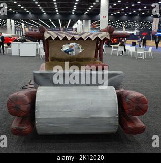 14. August 2022, Detroit, Michigan, USA: Das Familienauto des Flinstone ist auf der Detroit Auto Show 2022 (Foto: © Alexis Doty/ZUMA Press Wire) Stockfoto