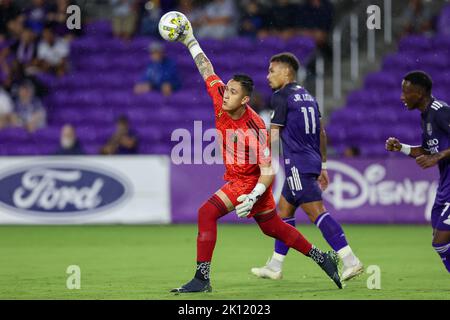 Orlando, Florida, USA. 14. September 2022: Der Torhüter von Atlanta United, RAÃšL GUDIÃ‘O (23), wirft den Ball beim Fußballspiel MLS Orlando City gegen Atlanta United am 14. September 2022 im Exploria Stadium in Orlando, FL. (Bild: © Cory Knowlton/ZUMA Press Wire) Bild: ZUMA Press, Inc./Alamy Live News Stockfoto