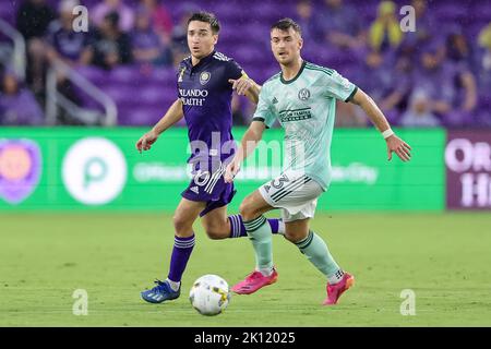 Orlando, Florida, USA. 14. September 2022: Der Atlanta United Mittelfeldspieler AMAR SEJDIÄŒ (13) tritt beim Fußballspiel MLS Orlando City gegen Atlanta United am 14. September 2022 im Exploria Stadium in Orlando, FL, um den Ball gegen den Orlando City Mittelfeldspieler MAURICIO PEREYRA (10) an. (Bild: © Cory Knowlton/ZUMA Press Wire) Bild: ZUMA Press, Inc./Alamy Live News Stockfoto