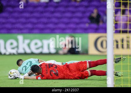 Orlando, Florida, USA. 14. September 2022: Der Torwart von Atlanta United RAÃšL GUDIÃ‘O (23) spart beim Fußballspiel MLS Orlando City gegen Atlanta United am 14. September 2022 im Exploria Stadium in Orlando, FL. (Bild: © Cory Knowlton/ZUMA Press Wire) Bild: ZUMA Press, Inc./Alamy Live News Stockfoto