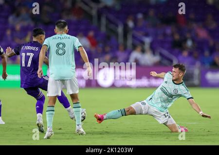 Orlando, Florida, USA. 14. September 2022: Der Mittelfeldspieler AMAR SEJDIÄŒ (13) von Atlanta United streckt sich während des Fußballmatches MLS Orlando City gegen Atlanta United am 14. September 2022 im Exploria Stadium in Orlando, FL, um den Ball. (Bild: © Cory Knowlton/ZUMA Press Wire) Bild: ZUMA Press, Inc./Alamy Live News Stockfoto