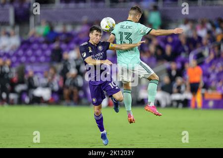 Orlando, Florida, USA. 14. September 2022: Orlando City Mittelfeldspieler MAURICIO PEREYRA (10) erhält einen Kopfball, der den Atlanta United Mittelfeldspieler AMAR SEJDIÄŒ (13) während des MLS Orlando City gegen Atlanta United Fußballmatches am 14. September 2022 im Exploria Stadium in Orlando, FL, ernievt. (Bild: © Cory Knowlton/ZUMA Press Wire) Bild: ZUMA Press, Inc./Alamy Live News Stockfoto