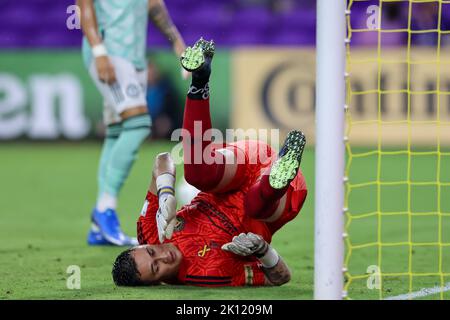 Orlando, Florida, USA. 14. September 2022: Atlanta United Torwart RAÃšL GUDIÃ‘O (23) stürzt nach einem Tauchblock während des MLS Orlando City gegen Atlanta United Fußballmatches im Exploria Stadium in Orlando, FL am 14. September 2022. (Bild: © Cory Knowlton/ZUMA Press Wire) Bild: ZUMA Press, Inc./Alamy Live News Stockfoto