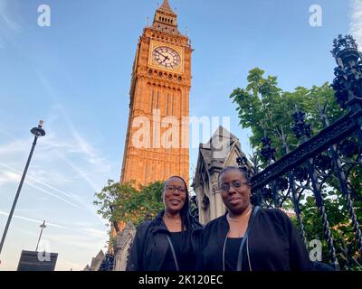 London, Großbritannien. 14. September 2022. Yvette (r, 59) und Helen Roberts (53) aus Bedfordshire nach ihrem Besuch im Sarg der Königin in der Westminster Hall. (To dpa 'Waiting for the Queen or the most British of Tugenden') Quelle: Christoph Meyer/dpa/Alamy Live News Stockfoto