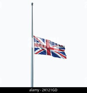 Großbritannien und Großbritannien trauern, als die Union Jack-Fahne am halben Mast am Fahnenmast oder am Stabstag als Ehrenikone aufgeht. Stockfoto