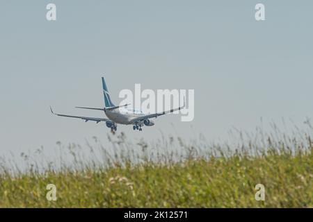 September 4 2022 - Calgary Alberta Kanada - Westjet-Flugzeuge landen auf dem internationalen Flughafen von Calgary Stockfoto