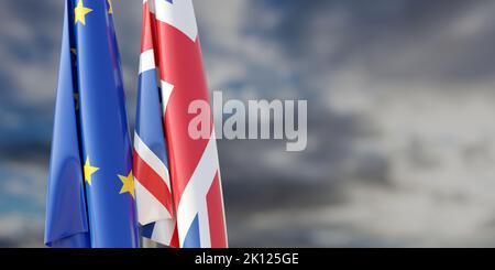 Beziehungen zwischen dem Vereinigten Königreich und der EU. Flaggen der Europäischen Union und des Vereinigten Königreichs auf Mast, wolkig, Hintergrund des Himmels, 3D Render Stockfoto