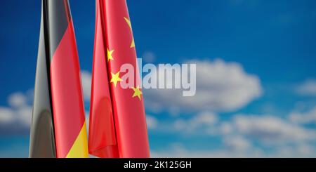 Beziehungen zwischen China und Deutschland. Chinesische und deutsche Flaggen auf Mast, wolkiger Himmelshintergrund, 3D Render Stockfoto