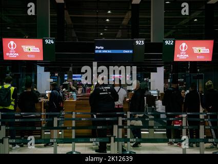 Berlin, Deutschland. 15. September 2022. Union-Fans stehen an einem Schalter am Flughafen BER. Gut 1.500 Fans der Fußball-Bundesliga haben heute früh eingecheckt, um auf Charterflügen zum Europa-League-Spiel der Union gegen den portugiesischen SC Braga zu reisen. Der Startschuss ist um 9 Uhr. Quelle: Paul Zinken/dpa/Alamy Live News Stockfoto