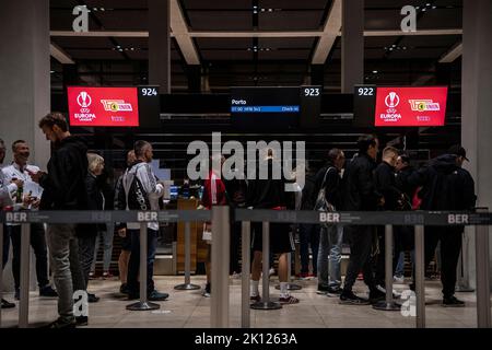 Berlin, Deutschland. 15. September 2022. Union-Fans stehen an einem Schalter am Flughafen BER. Gut 1.500 Fans der Fußball-Bundesliga haben heute früh eingecheckt, um auf Charterflügen zum Europa-League-Spiel der Union gegen den portugiesischen SC Braga zu reisen. Der Startschuss ist um 9 Uhr. Quelle: Paul Zinken/dpa/Alamy Live News Stockfoto