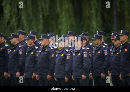 Bukarest, Rumänien - 13. September 2022: Rumänische Feuerwehrleute nehmen an einer Zeremonie während des Nationalen Feuerwehrtages Teil. Stockfoto