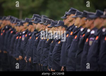 Bukarest, Rumänien - 13. September 2022: Rumänische Feuerwehrleute nehmen an einer Zeremonie während des Nationalen Feuerwehrtages Teil. Stockfoto