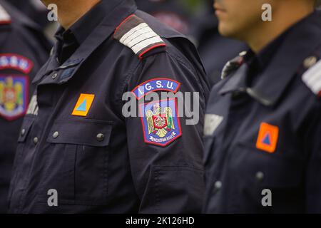 Bukarest, Rumänien - 13. September 2022: Details mit dem IGSU-Logo (Rumänische Feuerwehrleute) auf einer Uniform. Stockfoto