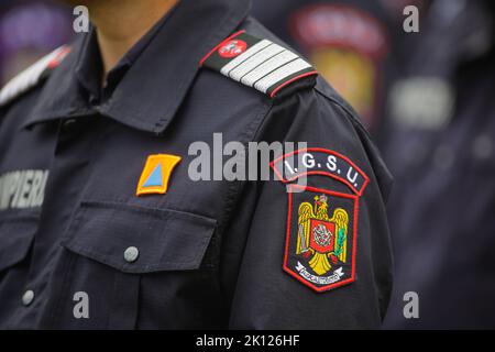 Bukarest, Rumänien - 13. September 2022: Details mit dem IGSU-Logo (Rumänische Feuerwehrleute) auf einer Uniform. Stockfoto
