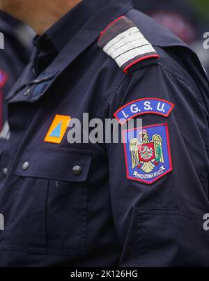 Bukarest, Rumänien - 13. September 2022: Details mit dem IGSU-Logo (Rumänische Feuerwehrleute) auf einer Uniform. Stockfoto