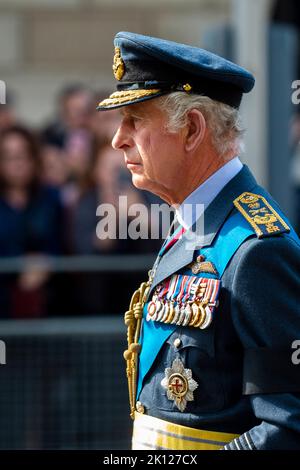 London, Großbritannien. 14. September 2022. Der britische König Charles III. Geht am 14. September 2022 bei einer Prozession vom Buckingham Palace zur Westminster Hall für die Königin in London, Großbritannien, hinter den Sarg von Königin Elizabeth II. Quelle: Stephen Chung/Xinhua/Alamy Live News Stockfoto