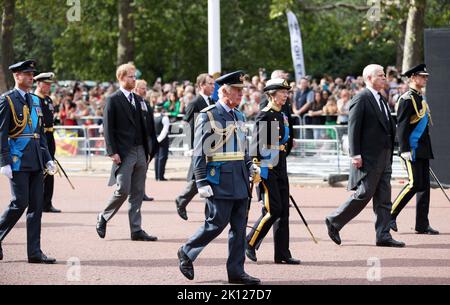 London, Großbritannien. 14. September 2022. Der britische König Charles III, Prinzessin Anne, Prinz Andrew, Prinz Edward (L-R, Front), Prinz William (1. l, hinten) und Prinz Harry (2. l, hinten), gehen hinter den Sarg von Königin Elizabeth II. Während einer Prozession vom Buckingham Palace zur Westminster Hall für die Queen's Liegenstaat in London, Großbritannien, am 14. September 2022. Kredit: Li Ying/Xinhua/Alamy Live Nachrichten Stockfoto