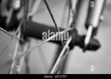 Schwarzweißfotos von einem alten Fahrrad, das vermutlich von einem Studenten abgeladen wurde, der es aus einem Pub gestohlen hat, nachdem er an einem Abend getrunken hatte Stockfoto