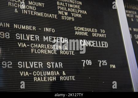 Orlando, Usa. 15. September 2022. Eine Anzeigetafel am Amtrak-Bahnhof von Orlando zeigt die Annullierung des Silver Meteor-Zuges vor einem möglichen landesweiten Eisenbahnstreik. Eisenbahner und Gewerkschaften verhandeln über einen Lohnstreit, der, wenn er nicht erfolgreich ist, bereits am 16. September 2022 zu einem Eisenbahnstreik im Güterverkehr führen könnte, dem größten seiner Art seit 30 Jahren. Kredit: SOPA Images Limited/Alamy Live Nachrichten Stockfoto