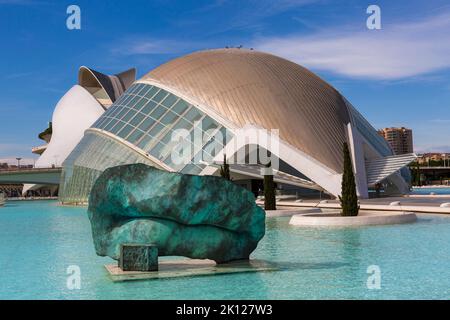 Lips-Skulptur von Igor Mitoraj beim Hemisfèric-Gebäude, einem digitalen 3D-Kino und Planetarium, in der Stadt der Künste und Wissenschaften in Valencia, Spanien im September Stockfoto