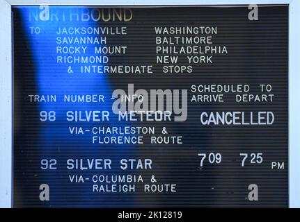 Orlando, Usa. 14. September 2022. Eine Anzeigetafel am Amtrak-Bahnhof von Orlando zeigt die Annullierung des Silver Meteor-Zuges vor einem möglichen landesweiten Eisenbahnstreik. Eisenbahner und Gewerkschaften verhandeln über einen Lohnstreit, der, wenn er nicht erfolgreich ist, bereits am 16. September 2022 zu einem Eisenbahnstreik im Güterverkehr führen könnte, dem größten seiner Art seit 30 Jahren. (Foto von Paul Hennessy/SOPA Images/Sipa USA) Quelle: SIPA USA/Alamy Live News Stockfoto