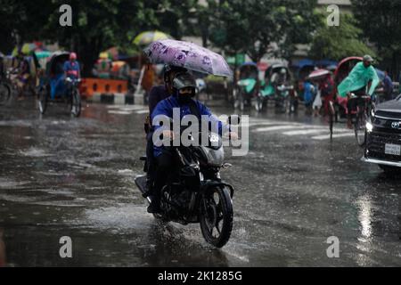 Dhaka, Bangladesch. 14. September 2022. In Dhaka, Bangladesch, hat es am Mittwoch, den 14. September 2022, immer wieder geregelte Regenfälle gegeben, die das Leid der Menschen und den regelmäßigen Verkehrsfluss beeinträchtigen. Die Hauptstadt Dhaka verzeichnete in den letzten 24 Stunden unter dem Einfluss des Niederdrucks in der Bucht von Bengalen 53 mm Regen. (Bild: © Md. Rakibul Hasan/ZUMA Press Wire) Stockfoto