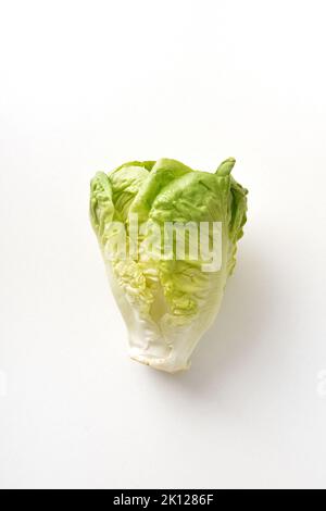 Detail des frischen grünen Kopfsalat isoliert auf weißem Tisch. Vertikale Zusammensetzung. Stockfoto