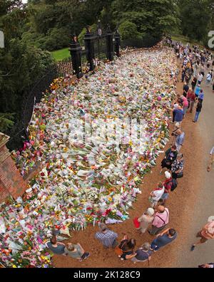 Sandringham, Großbritannien. 12. September 2022. Blumengebete heute, 12.. September, bei den Norwich Gates in Sandringham, Norfolk. Das Land trauert noch offiziell um Königin Elisabeth II., die von König Karl III. Abgelöst wurde Königin Elizabeth II. Starb am 8. September 2022, als sie im Balmoral Castle in Schottland wohnte. Kredit: Paul Marriott/Alamy Live Nachrichten Stockfoto