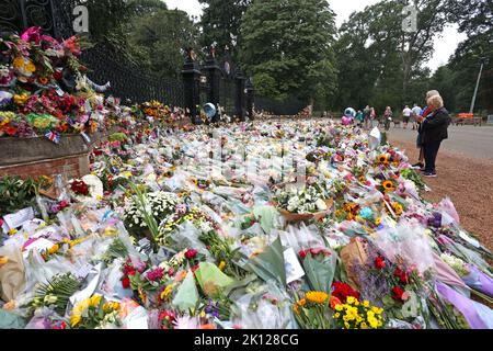 Sandringham, Großbritannien. 12. September 2022. Blumengebete heute, 12.. September, bei den Norwich Gates in Sandringham, Norfolk. Das Land trauert noch offiziell um Königin Elisabeth II., die von König Karl III. Abgelöst wurde Königin Elizabeth II. Starb am 8. September 2022, als sie im Balmoral Castle in Schottland wohnte. Kredit: Paul Marriott/Alamy Live Nachrichten Stockfoto