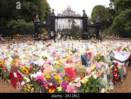 Sandringham, Großbritannien. 12. September 2022. Blumengebete heute, 12.. September, bei den Norwich Gates in Sandringham, Norfolk. Das Land trauert noch offiziell um Königin Elisabeth II., die von König Karl III. Abgelöst wurde Königin Elizabeth II. Starb am 8. September 2022, als sie im Balmoral Castle in Schottland wohnte. Kredit: Paul Marriott/Alamy Live Nachrichten Stockfoto